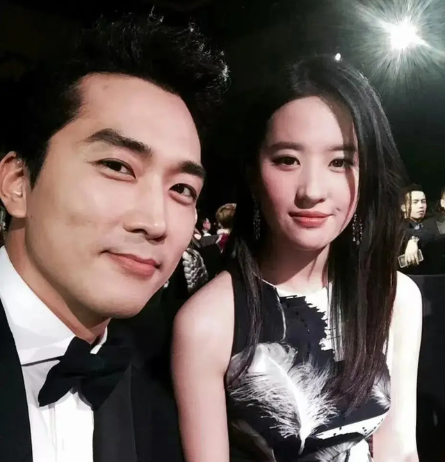 外交部点名怒赞5年后,再看美国籍刘亦菲,一场活动暴露真实处境