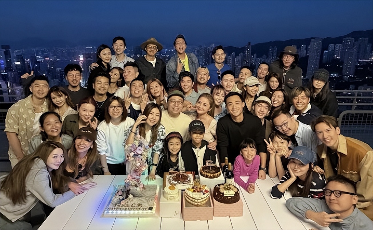 43岁阿Sa官宣新恋情，男方是健身教练比她小9岁，多张恩爱照曝光