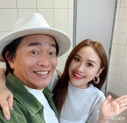 小S录制节目泪洒现场，工作人员称其情绪崩溃，独自一人角落哭泣