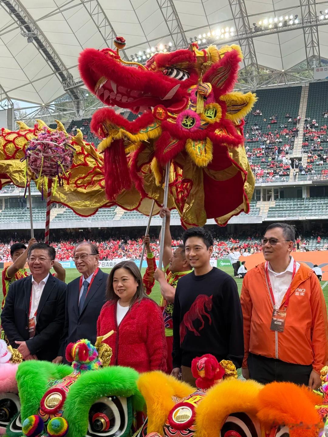 娜然跟霍启山回香港！男友忙工作她逛街消费，娜然脸肿开始幸福肥