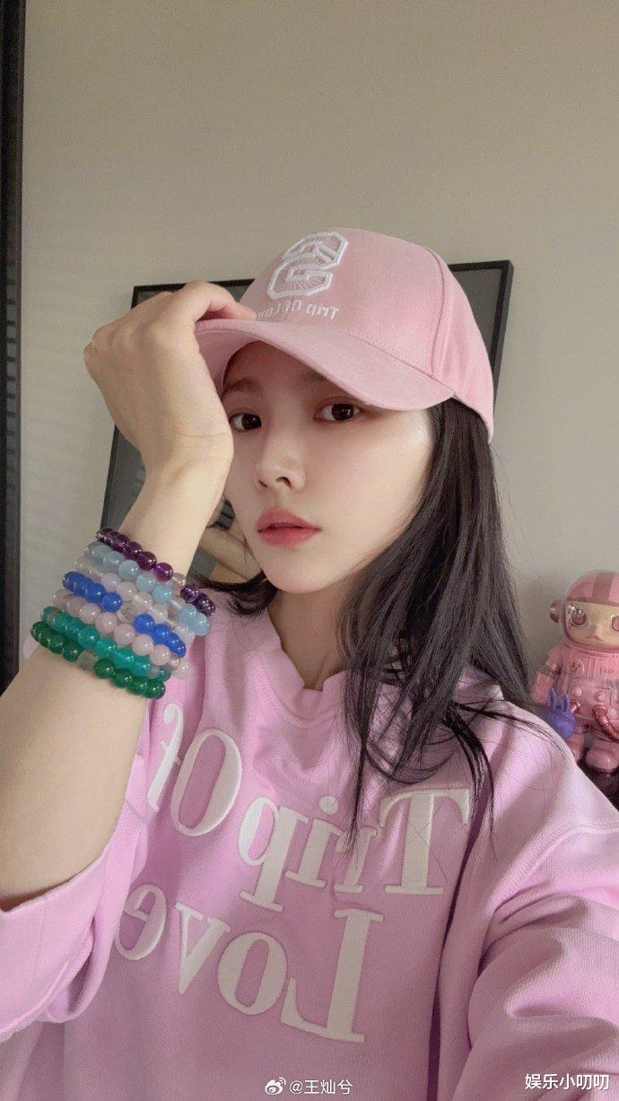 杜淳妻子王灿回应假包质疑,幽默自侃式回应引热议!