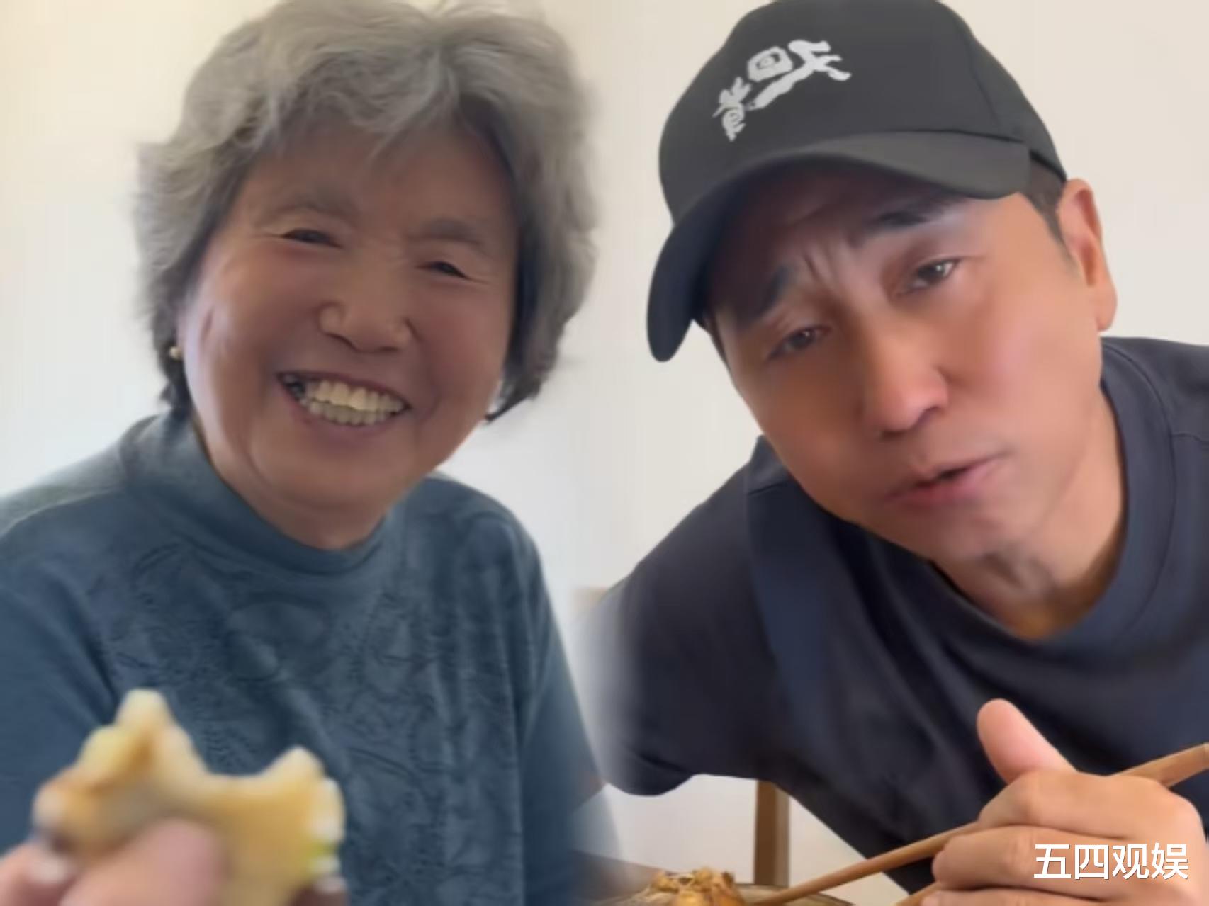 众星陪母亲过节：邓超偷偷比心，冯巩、张柏芝提倡珍惜与家人的相处时光