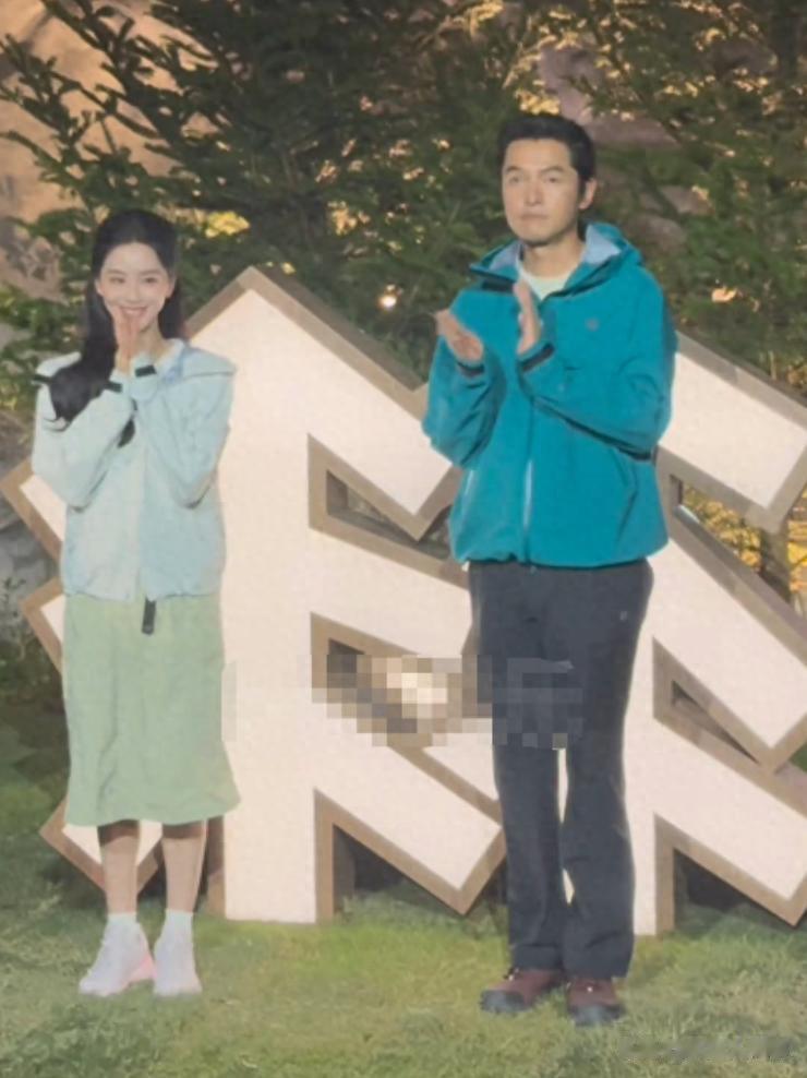 刘诗诗胡歌合体，一个年轻紧致，一个驼背像老大爷，站位过于生疏