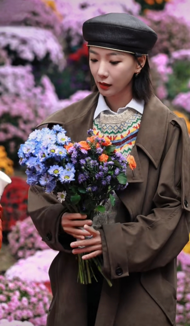 王珞丹现身花开中国，贝雷帽搭棕色大衣，简约又时尚