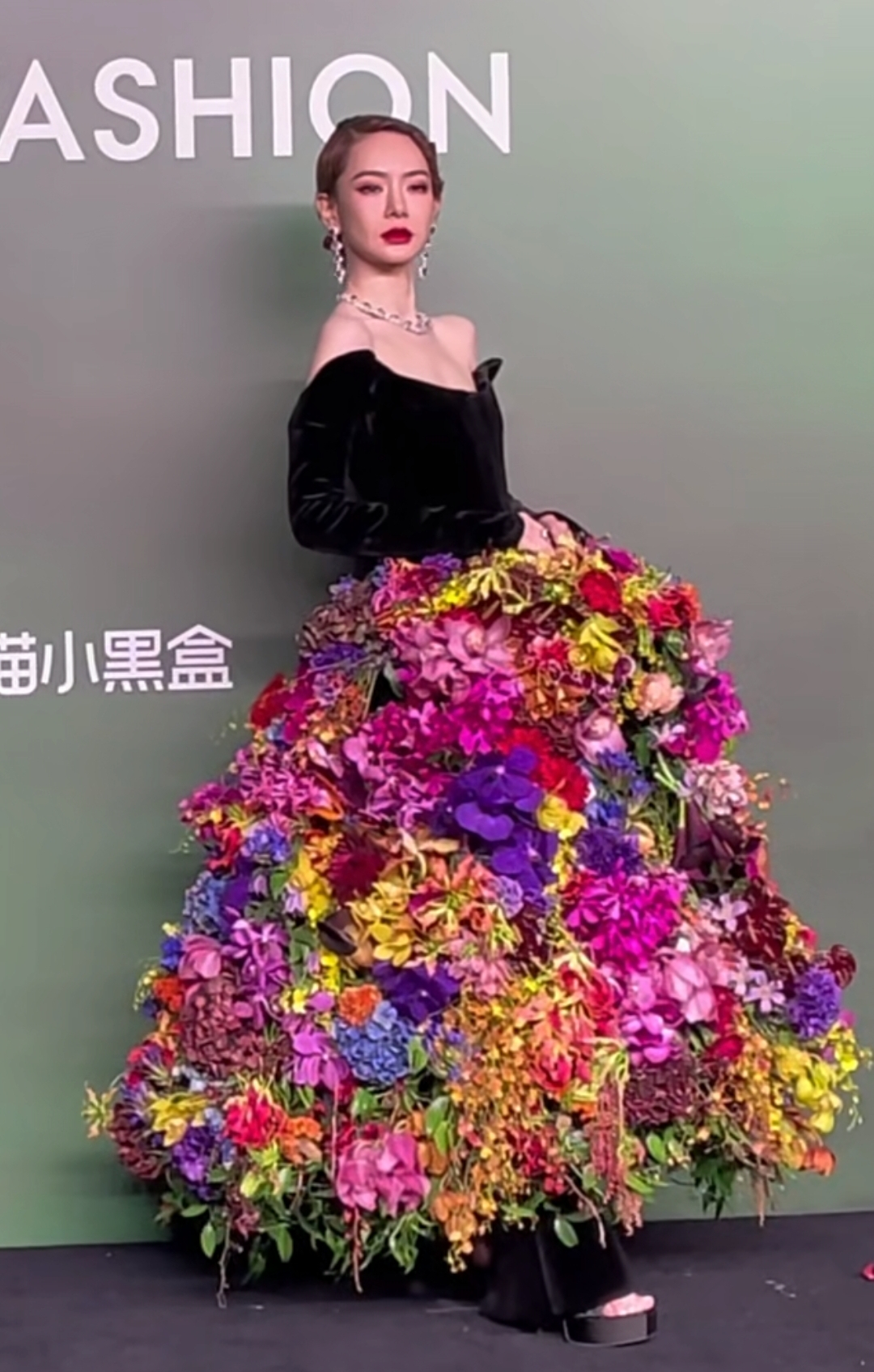 VOGUE时尚夜:刘亦菲压轴表情凶,马思纯显老十岁,杨幂风头最盛