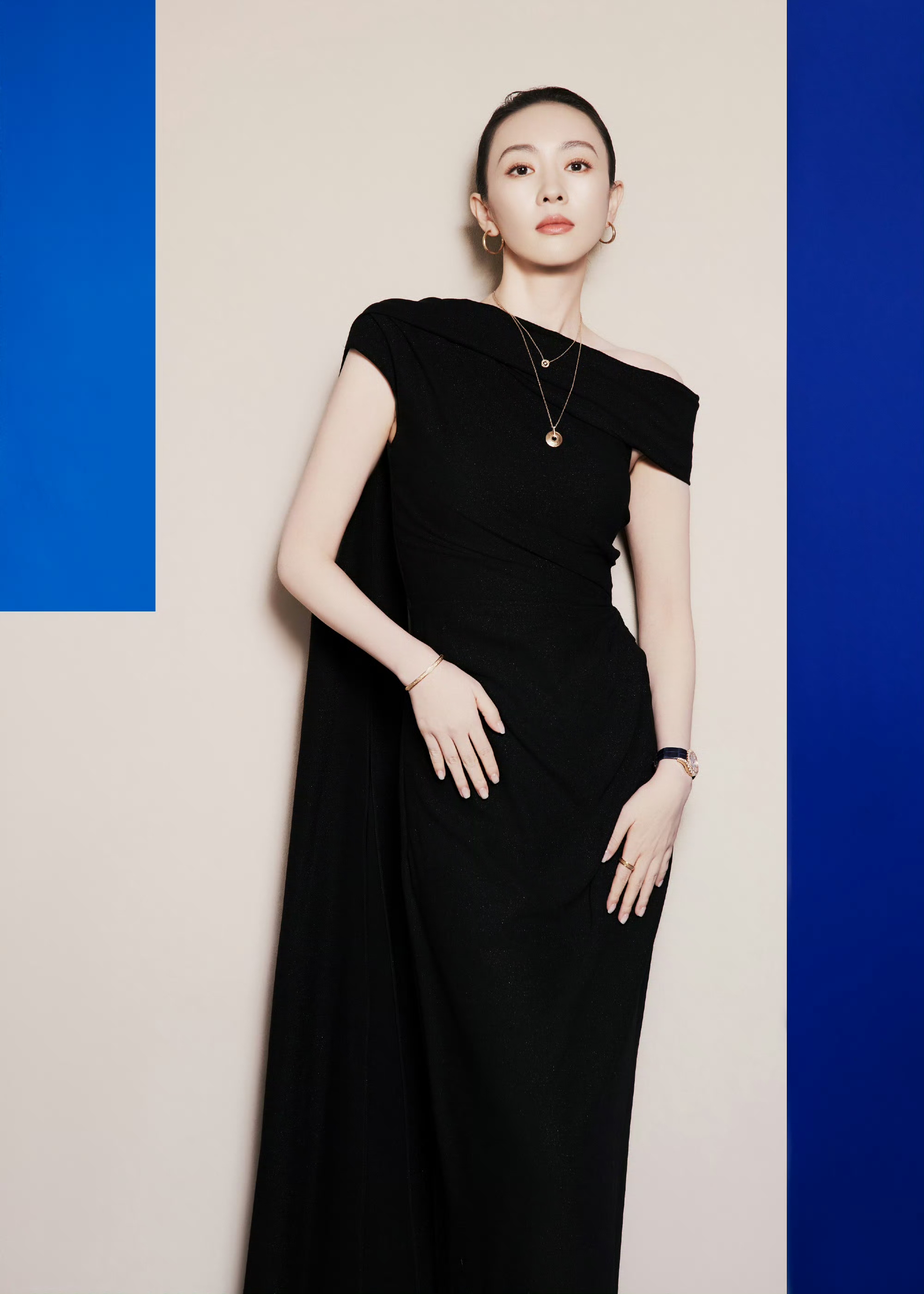 童瑶珠宝展造型，斜肩曳地裙衬纤细高挑，缎面抹胸裙显玲珑曲线