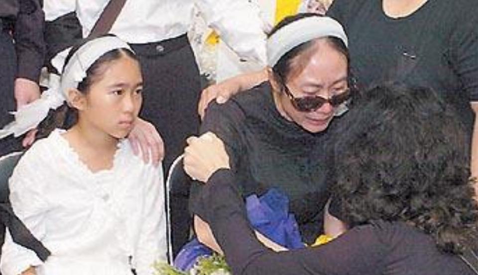 老照片：19年前，康祈宗葬礼现场，妻女泣不成声，康家人哭作一团