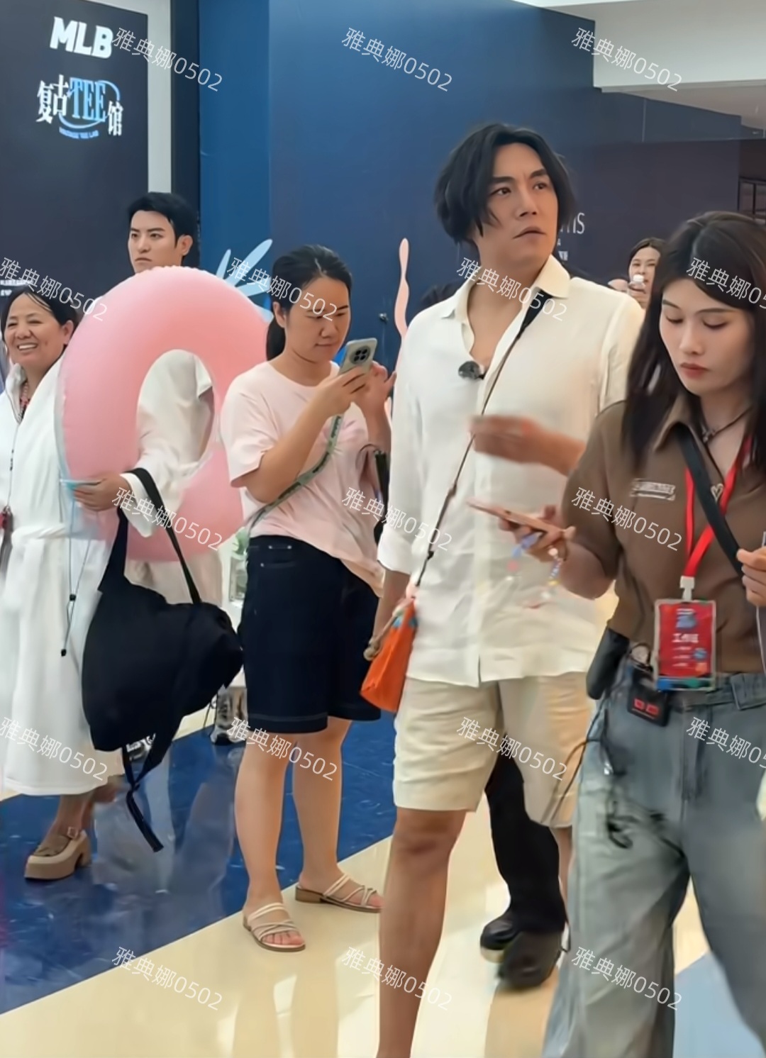 伊能静快管管你老公,秦昊留长发梳小辫发型像大妈,气质太油腻了