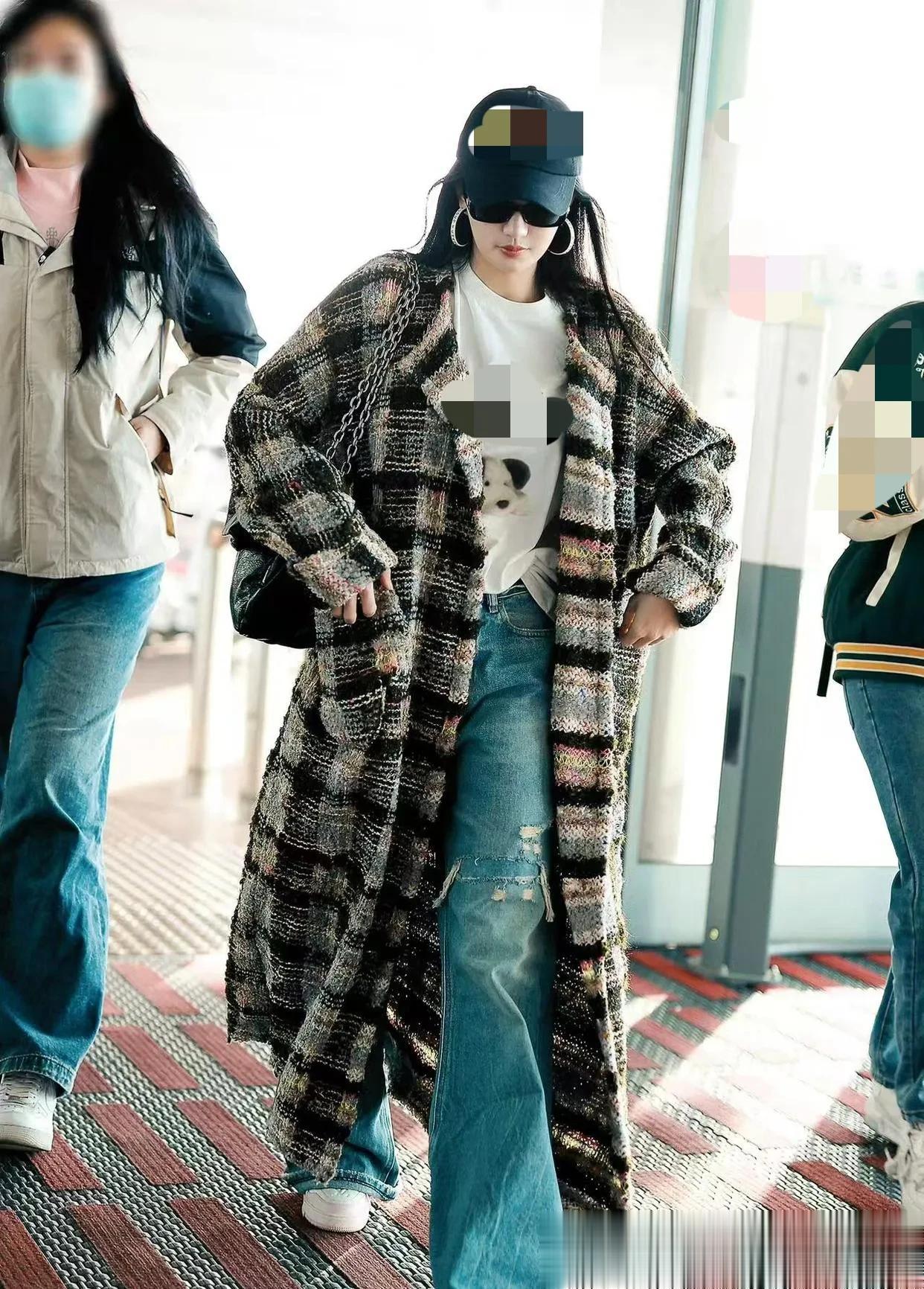 徐璐机场私服真会穿!格子大衣+印花T+牛仔裤,时髦减龄又高级