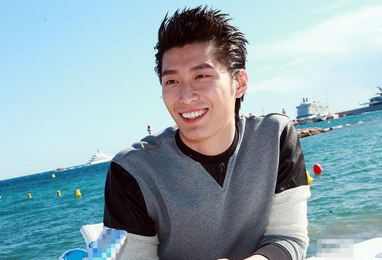 官媒发文，高调官宣37岁窦骁喜讯，网友：恭喜，终于等到这一天