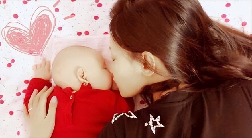 董子健带女儿去公园玩,胡子邋遢,水瓶塞口袋,网友直呼像流浪汉