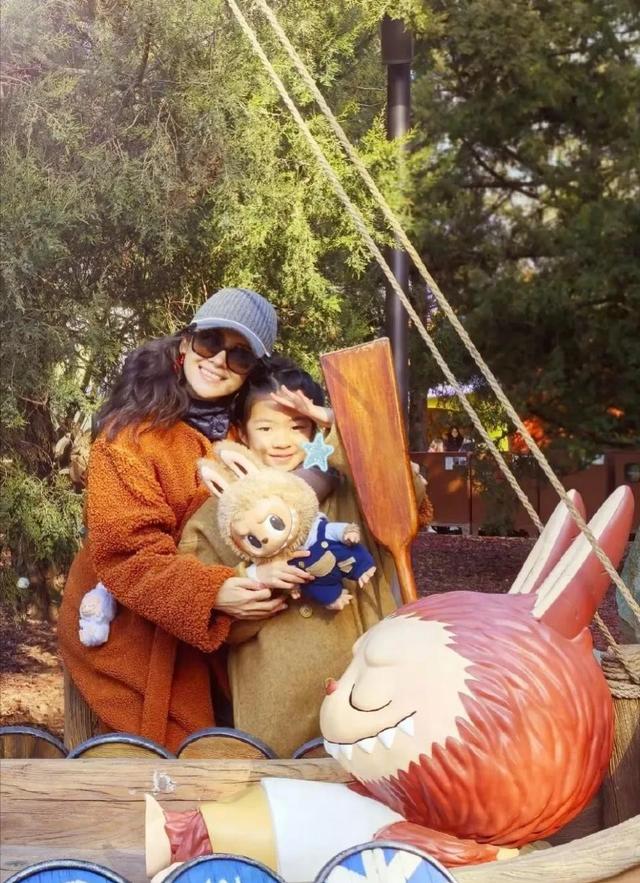 章子怡首次公开全家福！姐弟俩同框，网友：这才是真正的豪门童话