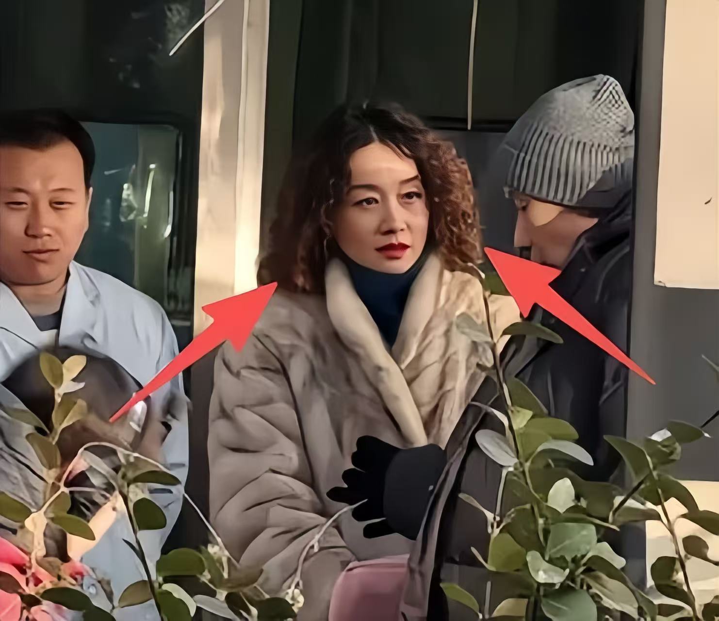 马伊琍山西拍戏被偶遇！皮松肉垮脸颊发腮，一头羊毛卷土到认不出