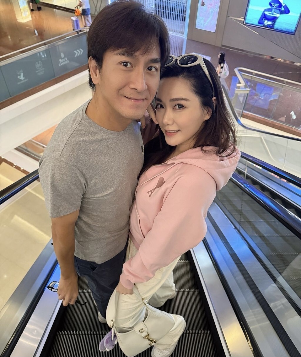 TVB视帝携妻庆祝52岁生日