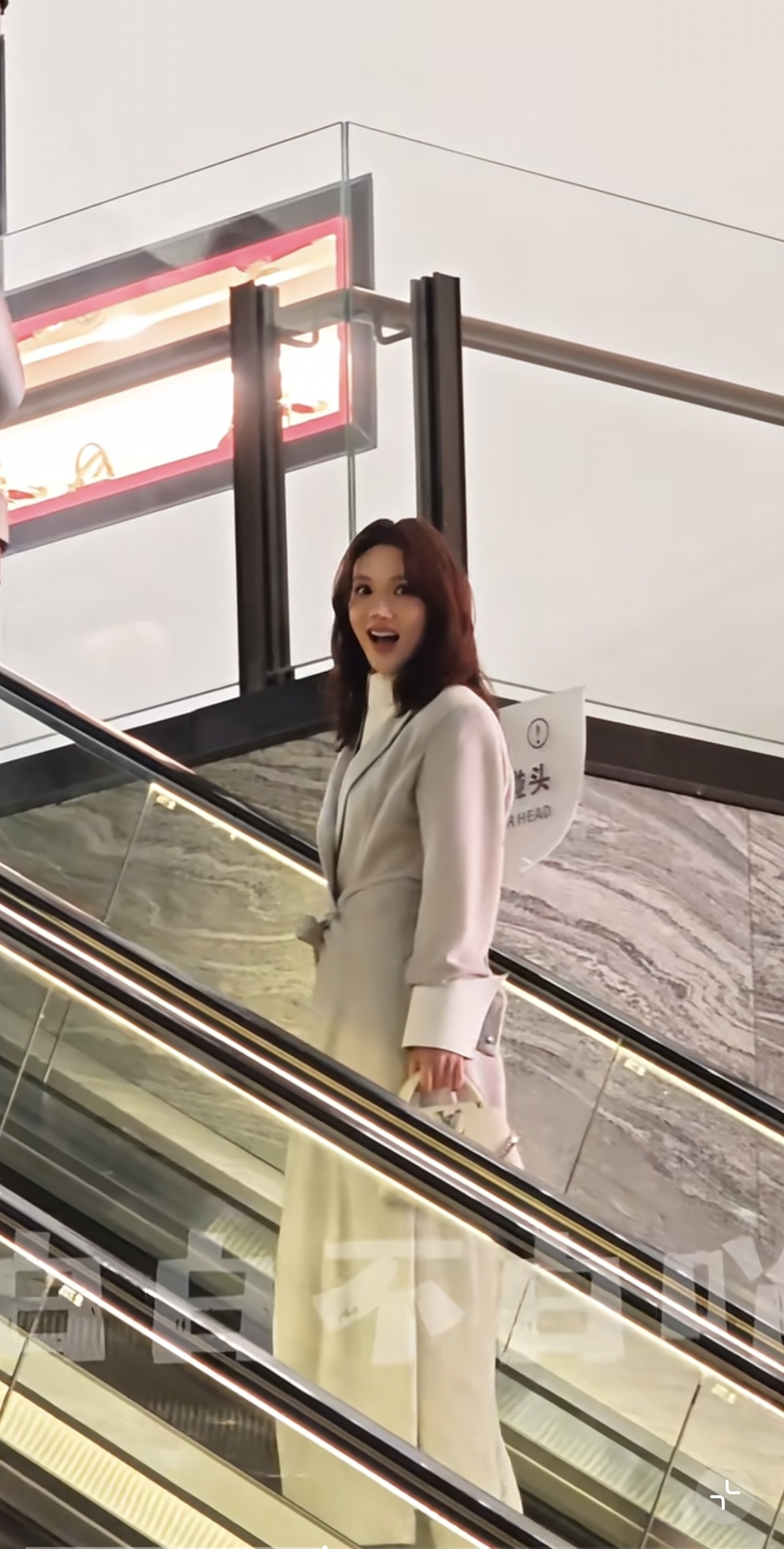 金晨出席LV活动，浅灰色大衣搭卷发，整个人状态好到发光大气优雅