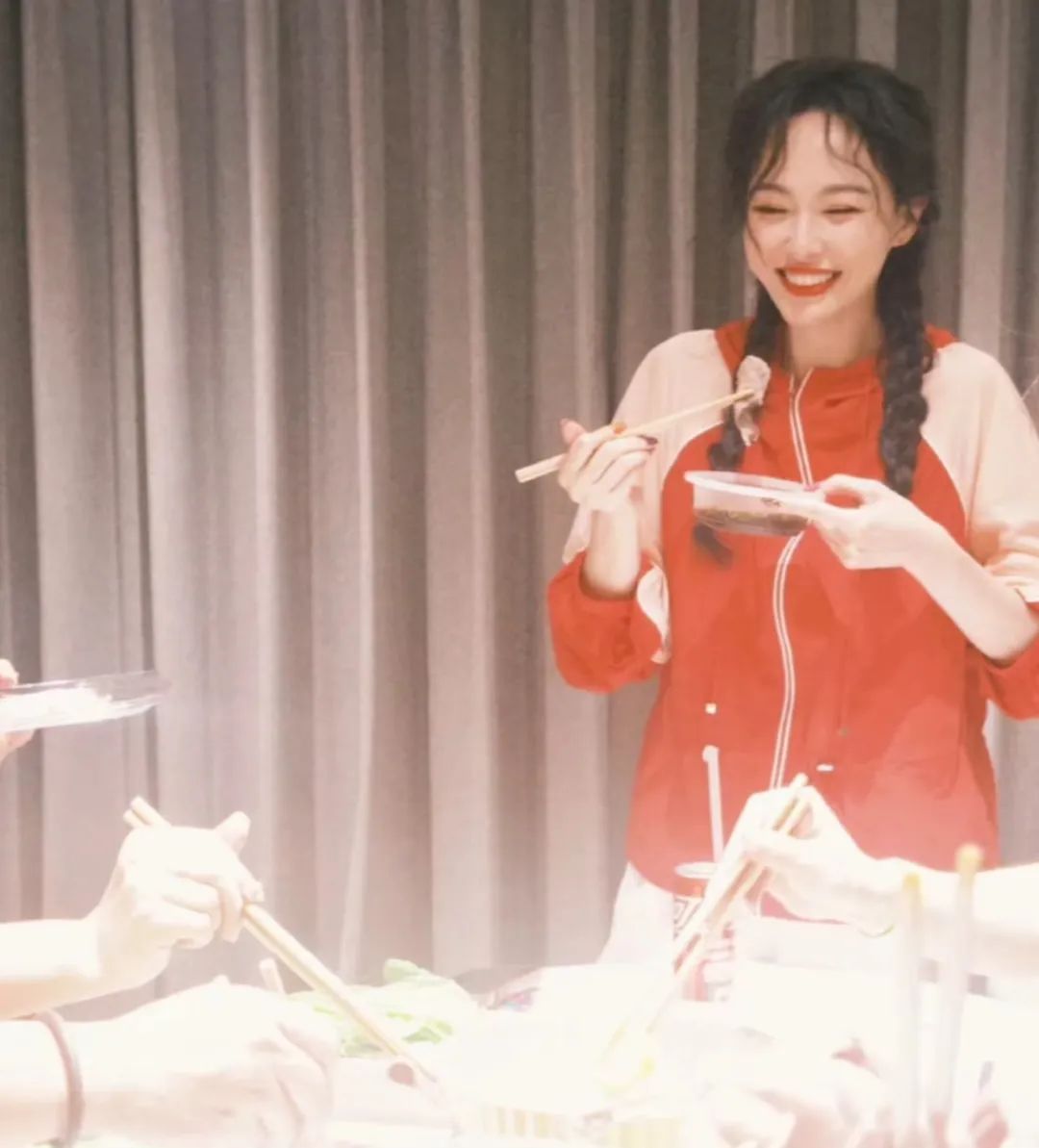 唐嫣倪妮同穿红色一个抽象一个日常!盘点唐嫣34套百搭减龄又高级