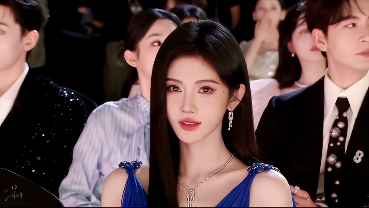 海口这晚，秦岚的腰、白露的脸，159cm“黑袍裹身”的她全场惊艳