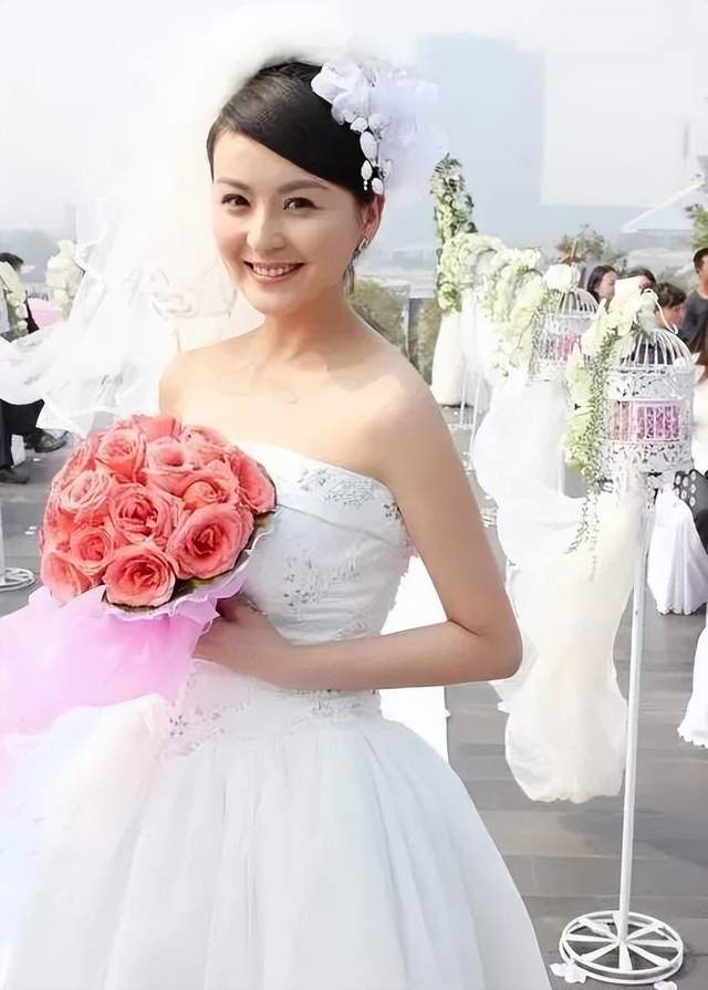 出道多年零绯闻,被富商苦追十年才结婚,如今一家三口很幸福
