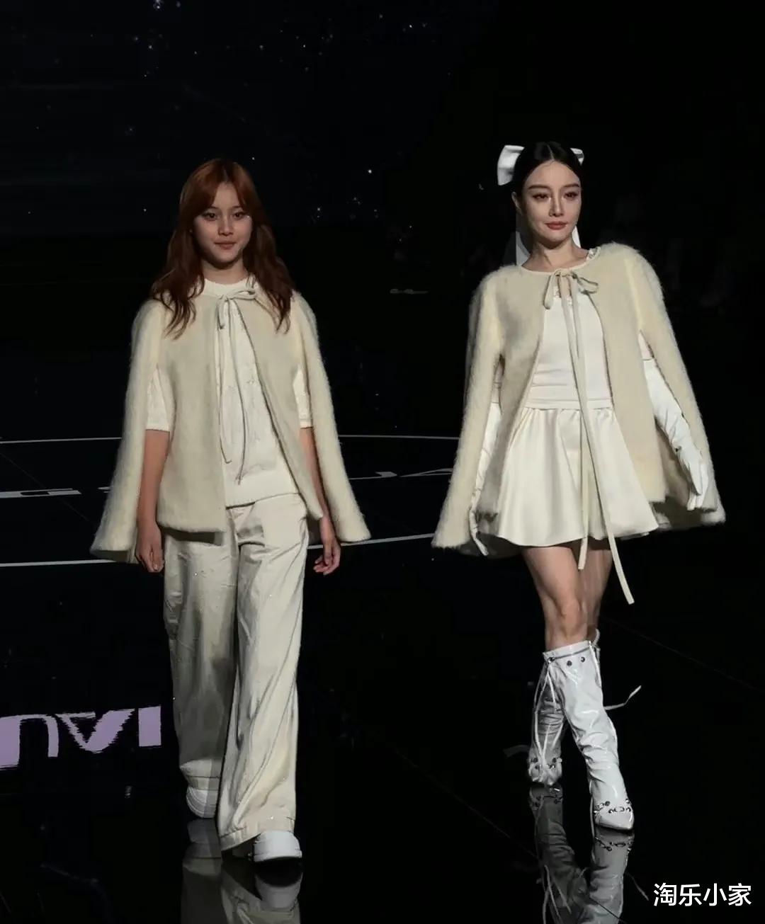 李小璐T台遭遇意外亲吻！女儿甜馨当场愣住，赵文卓表情意味深长