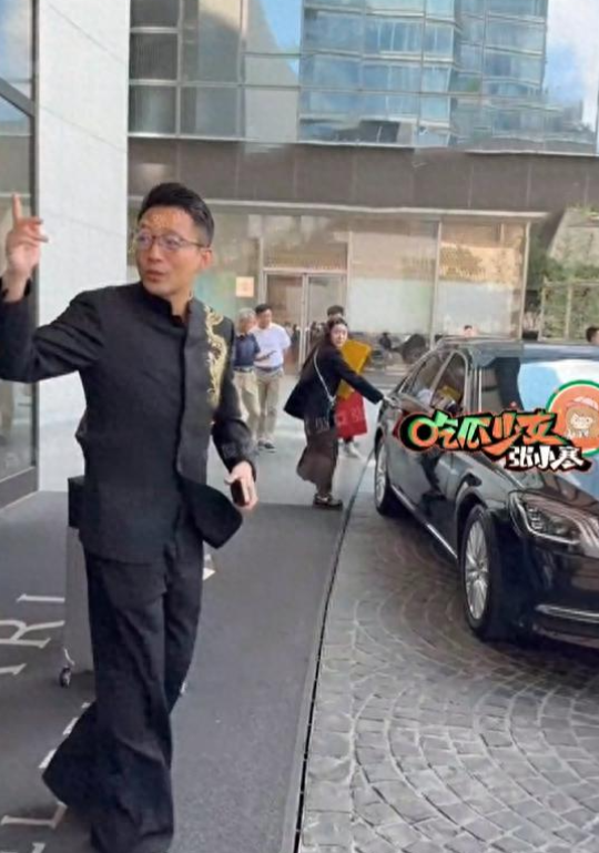 筱梅穿龙凤褂美出圈，汪小菲婚礼现场曝光，网友：伴手礼太讲究了！