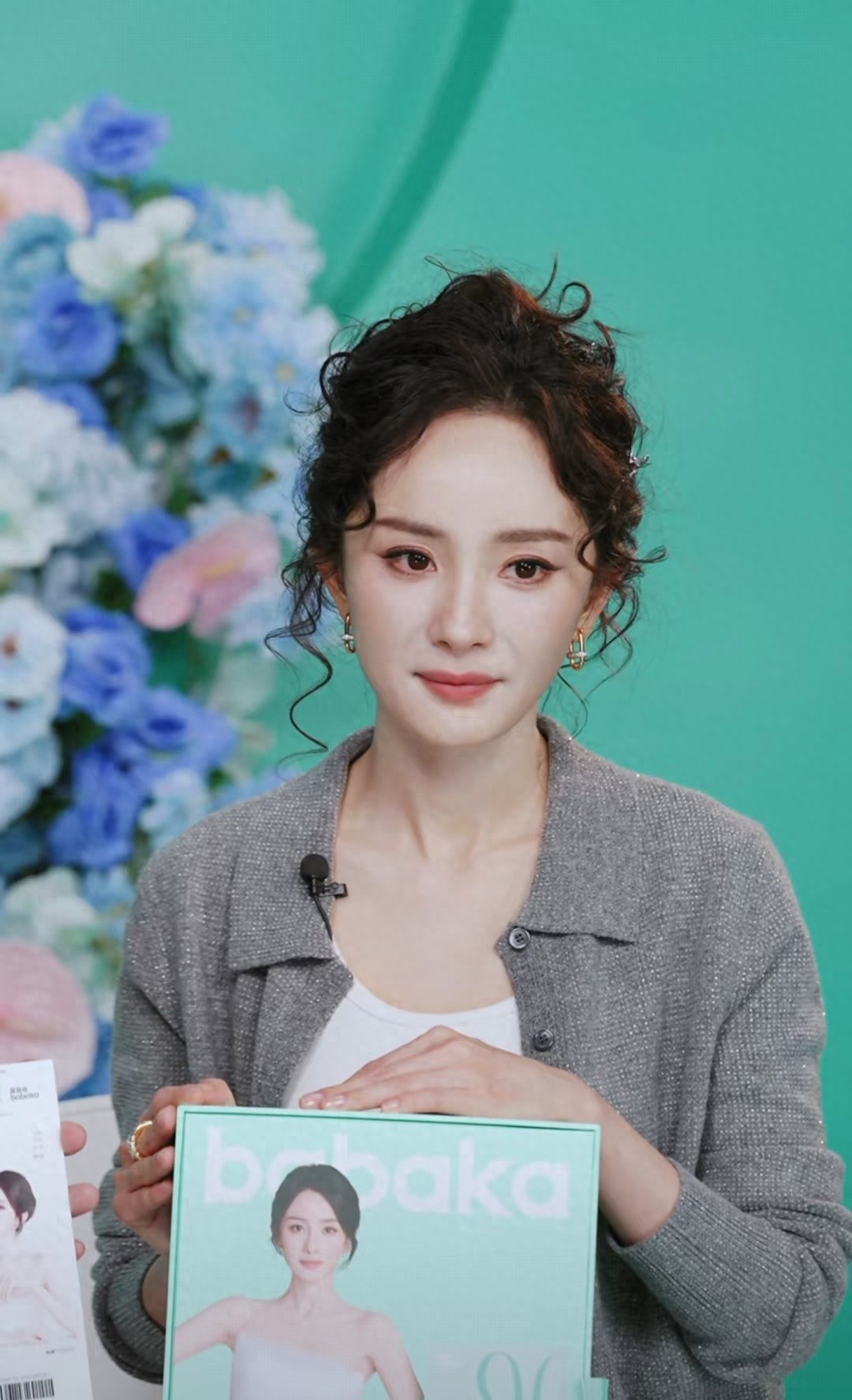 杨幂昨晚直播造型有突破，90年代复古影楼风的泡面卷盘发引发热议