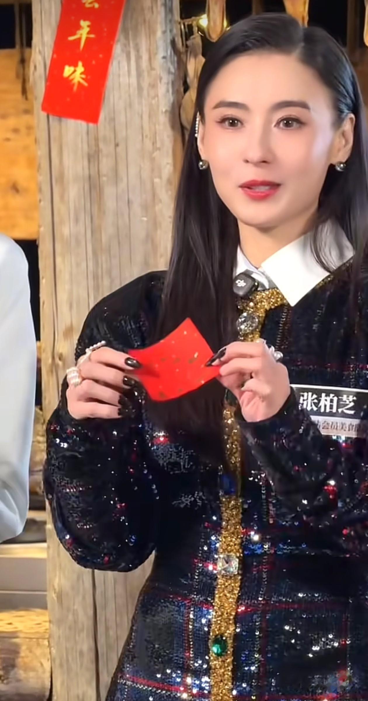 45岁张柏芝活动穿搭：亮片连衣裙+打底裤+长靴，嫩得像29岁