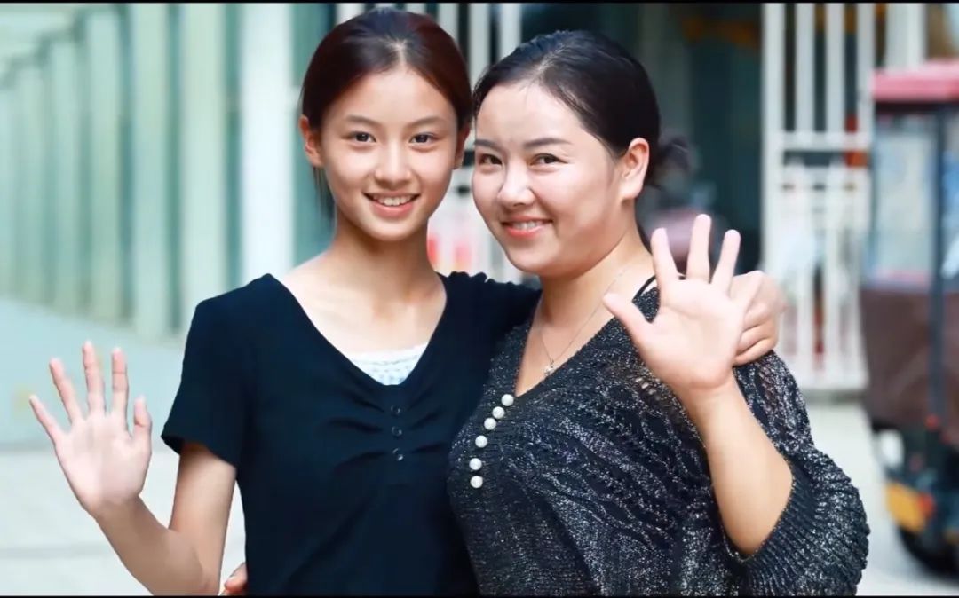 神似张柏芝走红，河南15岁素人女孩“七七”已签约经纪公司，已进剧组拍戏...