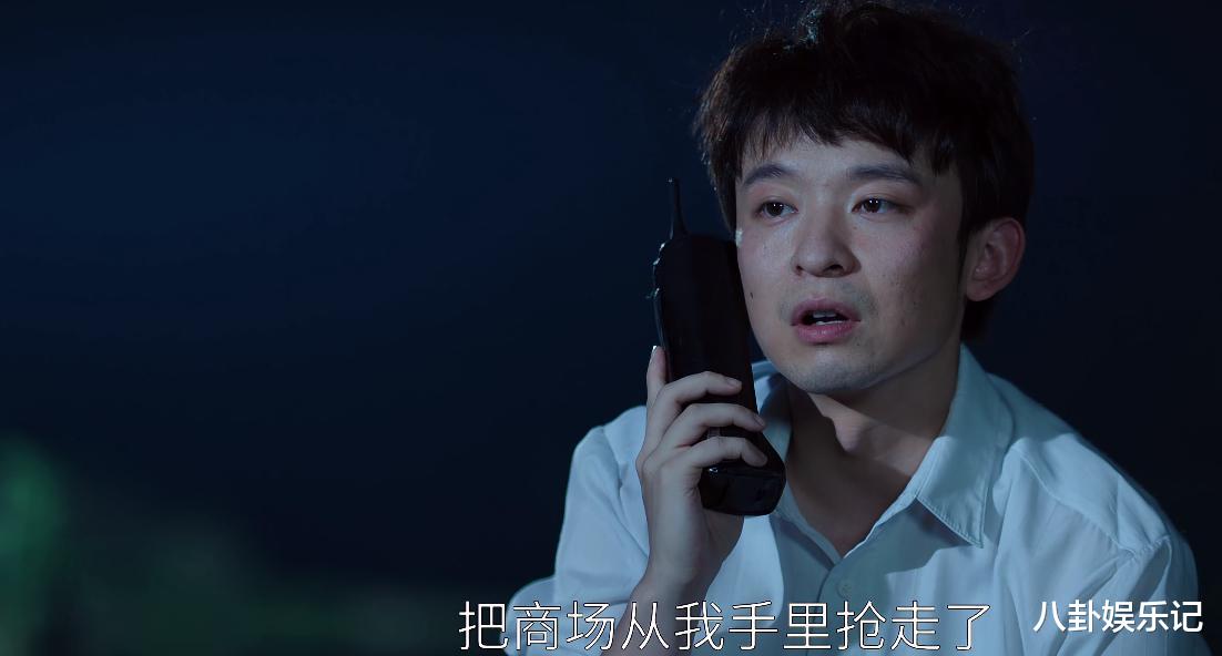 32岁董子健在巴塞罗那度假，穿搭却被嘲土气，没刮胡茬显邋遢