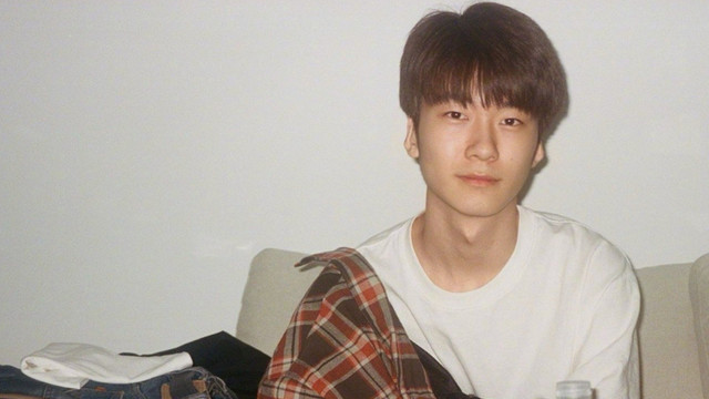 张亮儿子国外庆生，租的房子不大，衣服堆沙发上，一个人显冷清