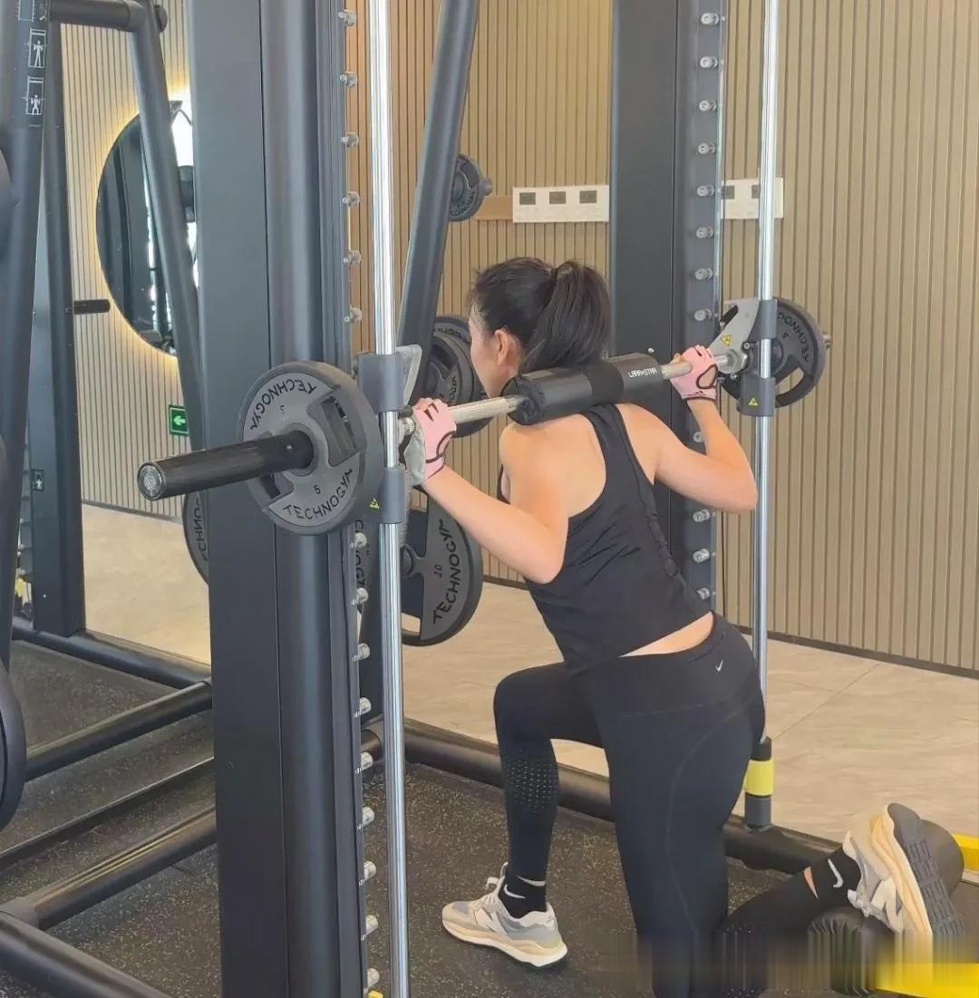 43岁毛俊杰穿着小背心，身材看起来真好，状态太年轻了