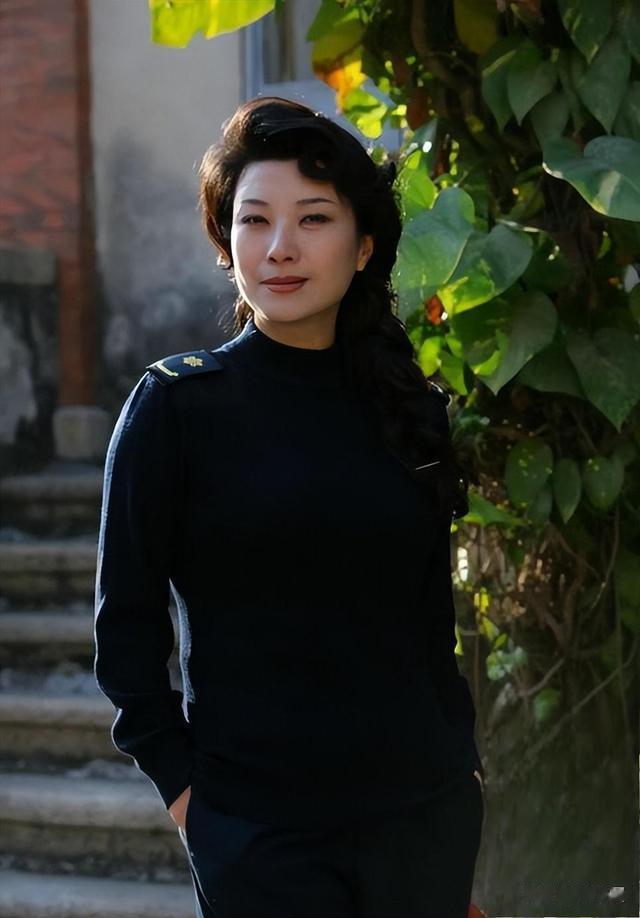 她长得倾国倾城,却拒绝潜规则断送前程,如今62岁走出另一条大道