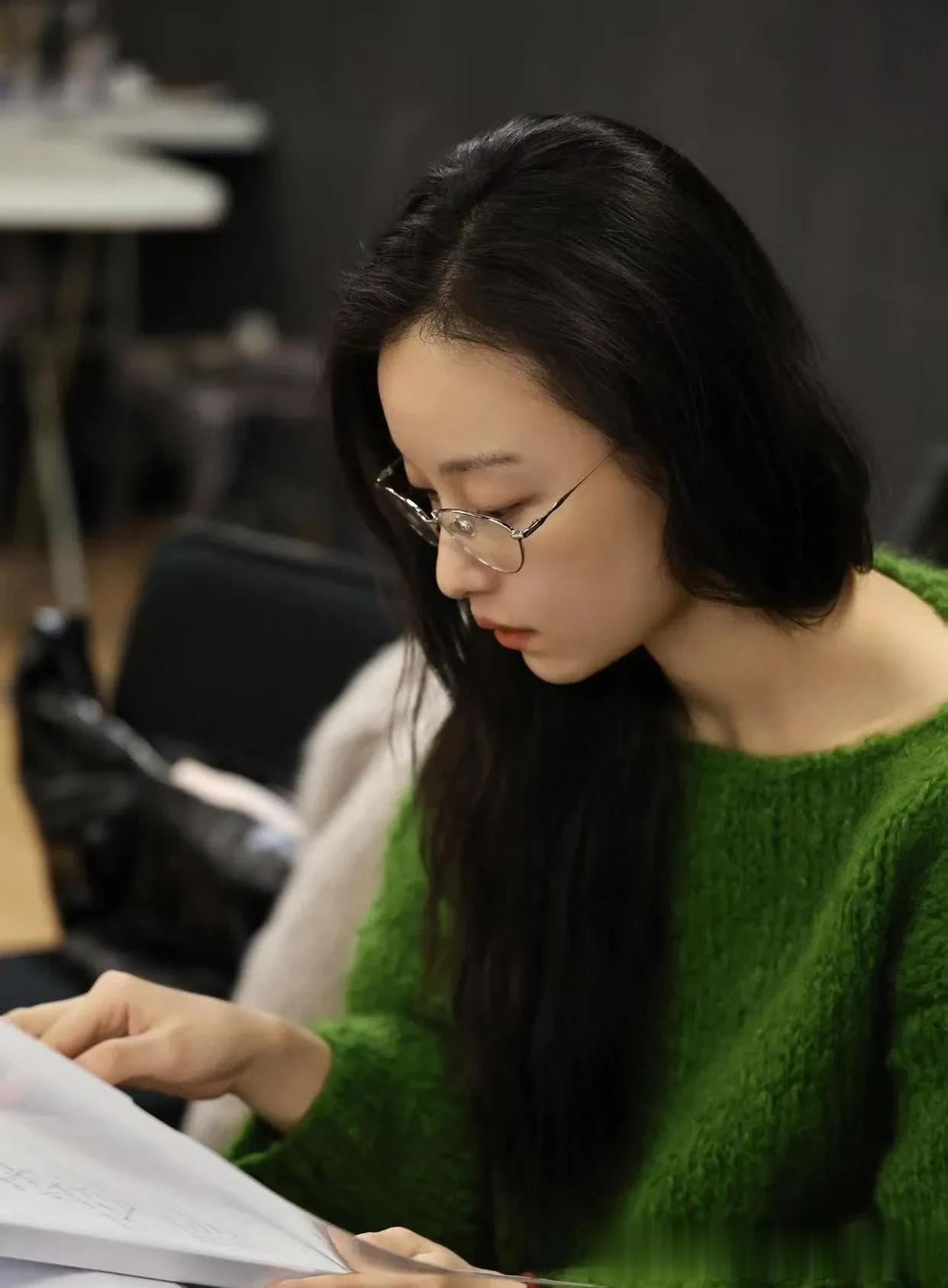 倪妮的气质真是出挑！穿草绿色毛衣+牛仔裤，时髦显白又减龄！