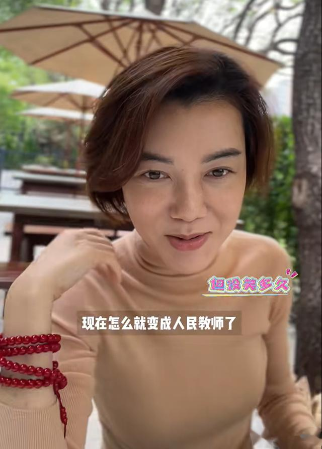 43岁车晓和朋友去逛市集，素颜医美后遗症明显，脸部馒化表情僵硬