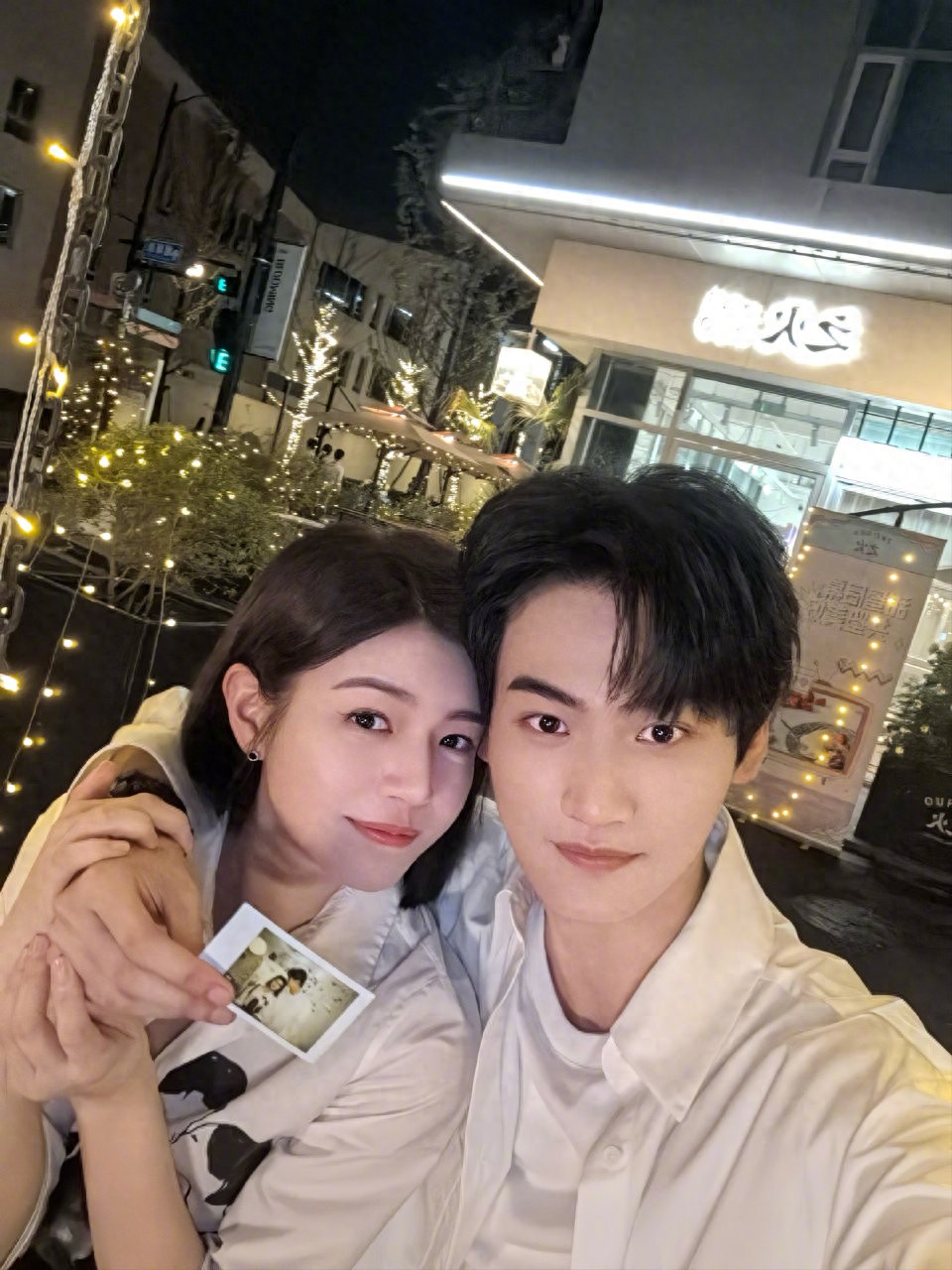 陈妍希出席新活动！穿梅花抹胸开叉裙配侧编发，秒了小5岁的颖儿