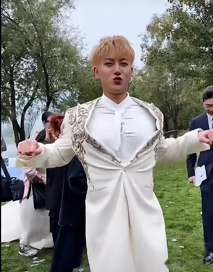 黄子韬徐艺洋滑雪结束，男方间隔十几米冷漠离开，女方无奈尴尬笑