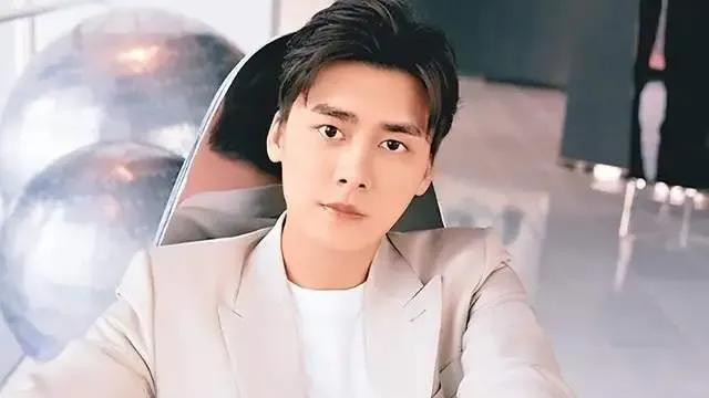 李易峰泰国复出割韭菜？高价门票秒光、痛哭卖惨，被批吃相难看！