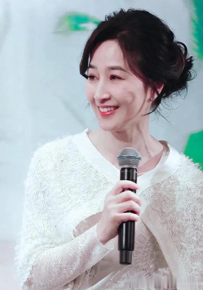 被61岁“关咏荷”惊艳到!穿白色披肩+白色百褶裙,优雅又高级!