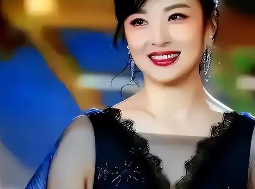 她“抛弃”前夫再嫁百亿富豪，从央视辞职8年，今56岁跨行当演员