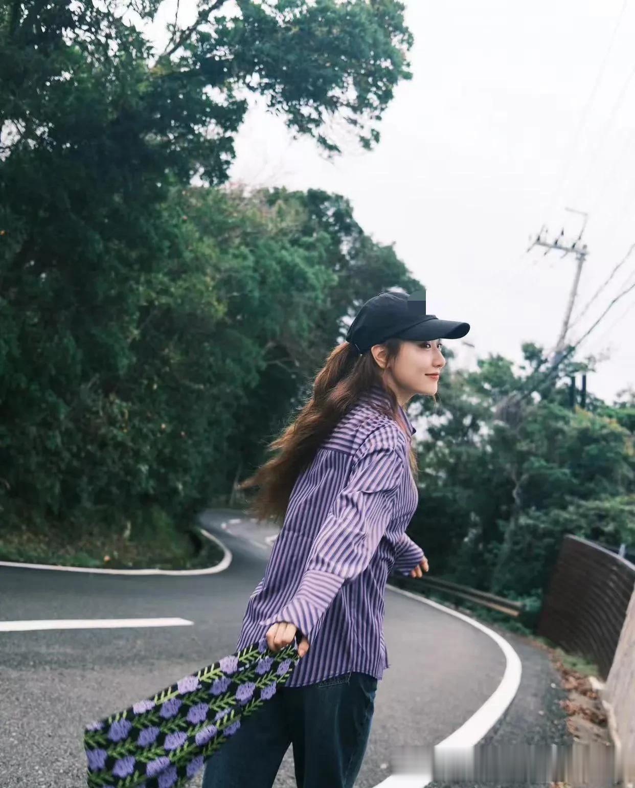 白冰恢复单身后大回春！穿紫色条纹衫+阔腿裤+棒球帽，减龄又时髦