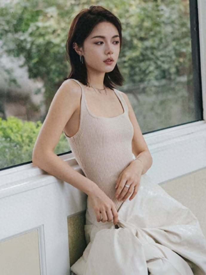 赵今麦造型释出，优雅大气，这一身好有韩剧女主的感觉。 ???