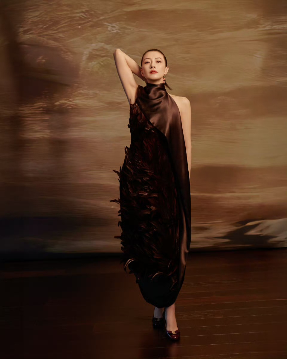 高圆圆露背装写真，简直封神，美的我心醉