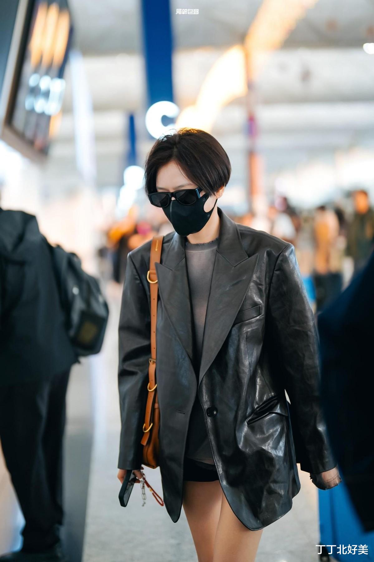 秦岚剪了短发带火了机场穿搭！45岁穿皮衣+短裤，戴墨镜像女王！