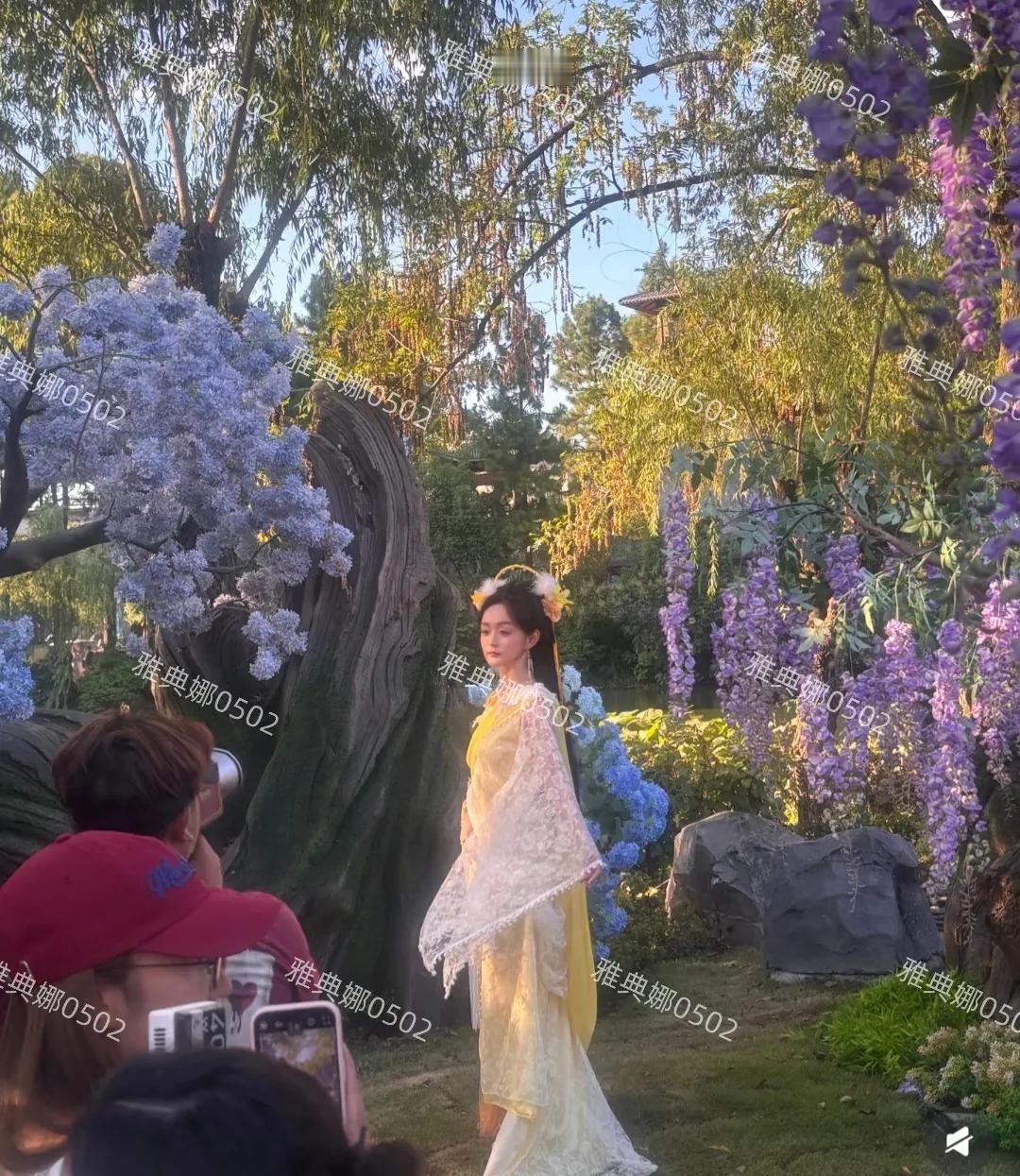 横店偶遇何泓姗她的美貌被低估了,本人很像年轻时的大S又美又灵