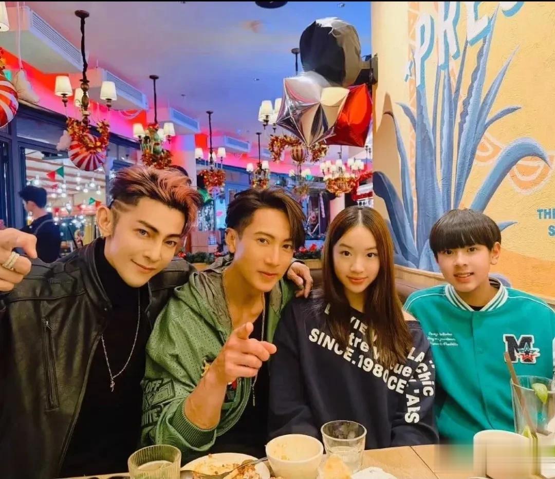 吴尊带家人回文莱跨年，豪宅好气派，本人大秀八块腹肌的好身材