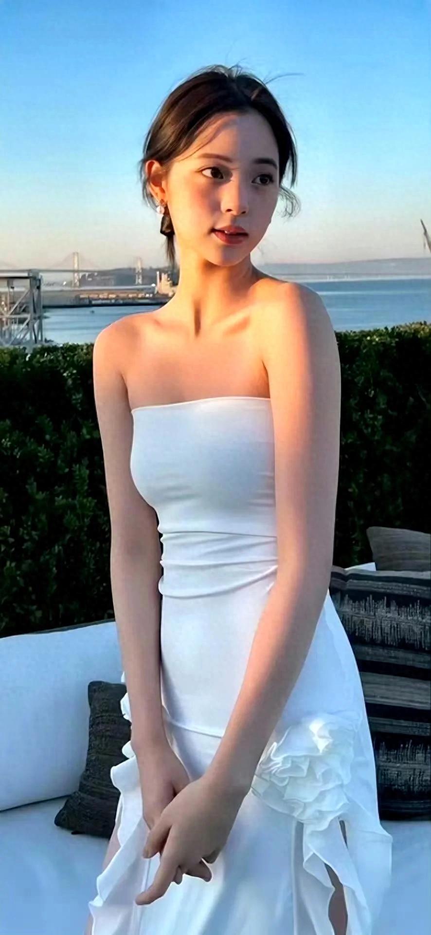 欧阳娜娜真的好好看啊!!笑容太治愈了!微微的小肚子好有女人味