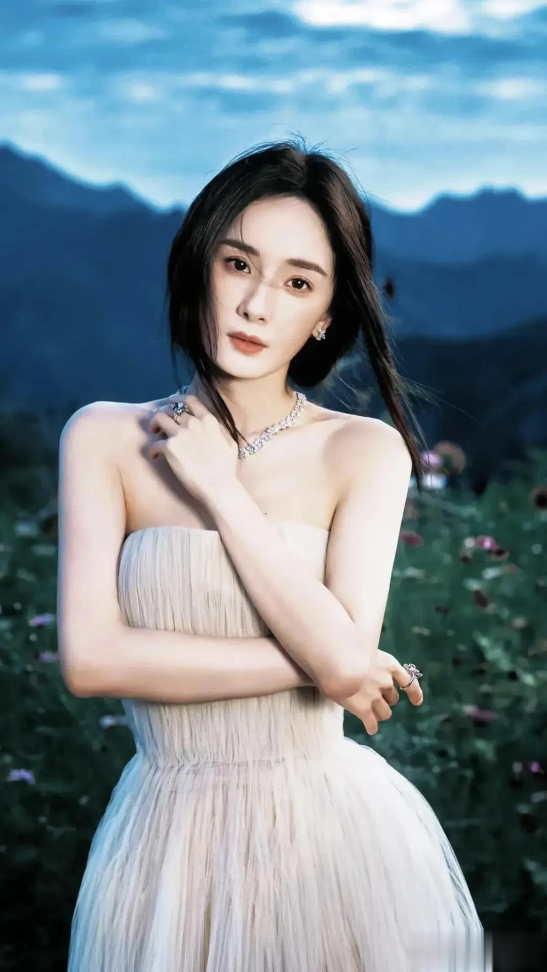 明星高清写真鉴赏|杨幂,身姿窈窕,曲线曼妙玲珑!