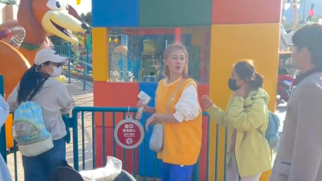 郑恺一家游玩，牵着老大老二又没带小女儿，苗苗打扮女团白又美