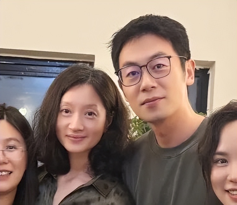 朱亚文沈佳妮夫妇罕见同框，俩女儿出镜好漂亮，全家都是高个子