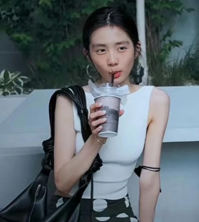 黄磊和3个孩子出游，19岁黄多多直角肩抢镜，二女儿爱穿辣妹装