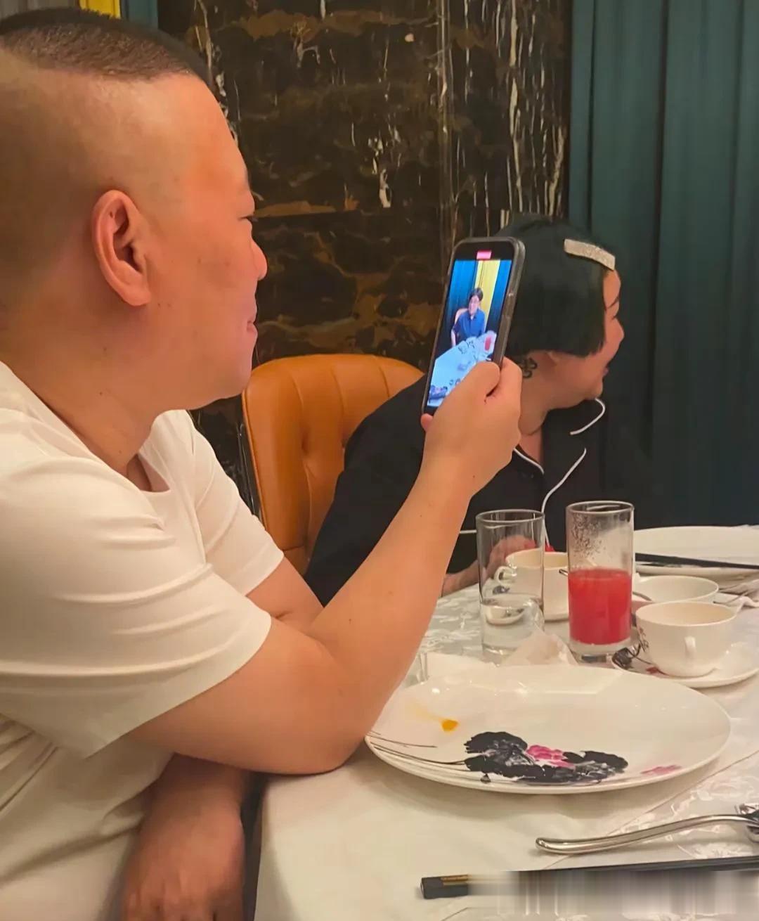 郭德纲带着老婆王惠和朋友聚餐,夫妻俩穿衣朴素,身材又矮又胖